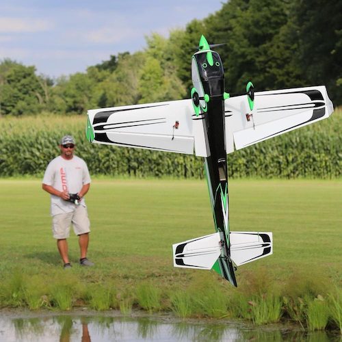 RC 비행기가 수직 자세를 유지하며 호버링을 수행하는 모습